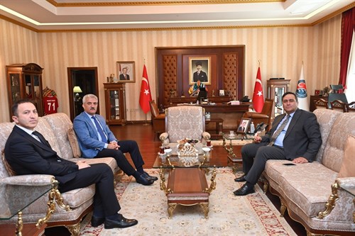  Mülkiye Başmüfettişi Osman Ahsen ve Vali Yardımcısı Veysel Çiftçi, Valimiz Sayın Mehmet Makas’ı Makamında Ziyaret Etti.